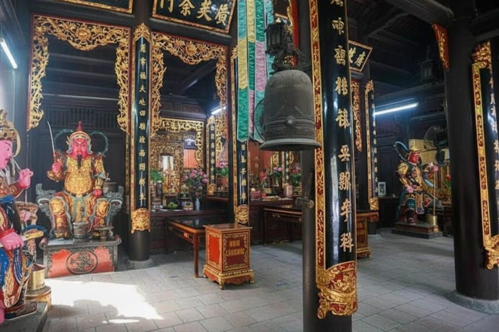 Dâng lễ tại Điện Thờ Mẫu để cầu tình duyên, gia đạo.